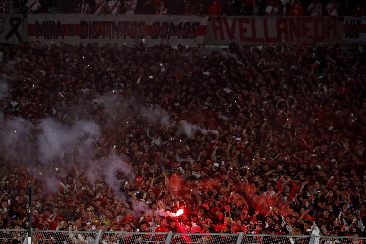 La Conmebol ordenó el cierre parcial de una tribuna del Monumental por actos racistas en el partido ante Fluminense. Foto: Reuters.