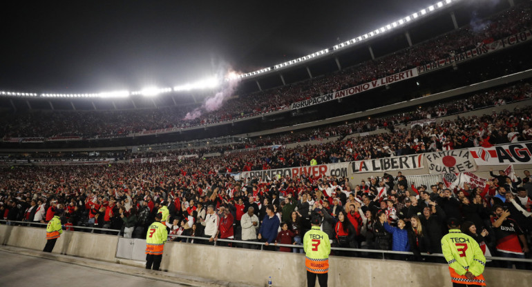 La Conmebol ordenó el cierre parcial de una tribuna del Monumental por actos racistas en el partido ante Fluminense. Foto: Reuters.