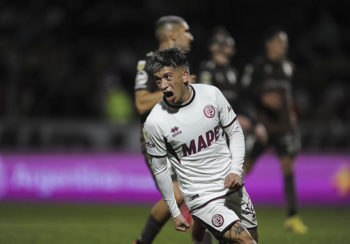 Matías Esquivel le dio la victoria a Lanús ante Platense. Foto: Télam.