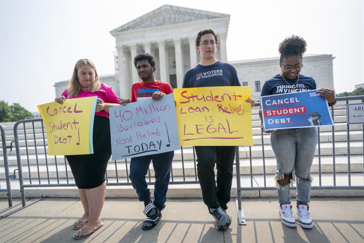 Activistas de We the 45 Million esperan la decisión del tribunal superior sobre el plan de condonación de préstamos estudiantiles del presidente Biden en la Corte Suprema de Washington. Efe