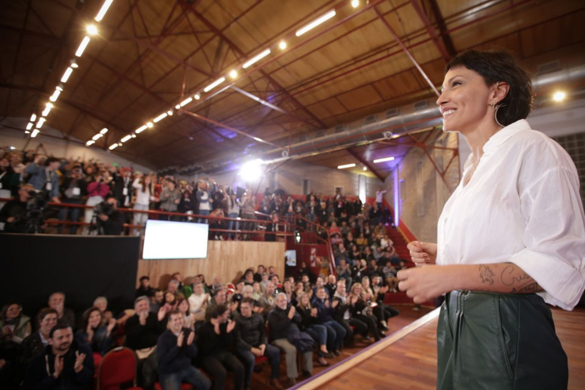 Mayra Mendoza en el cierre del "Foro de Gobierno Abierto" con vecinos de Quilmes. Foto: Prensa.