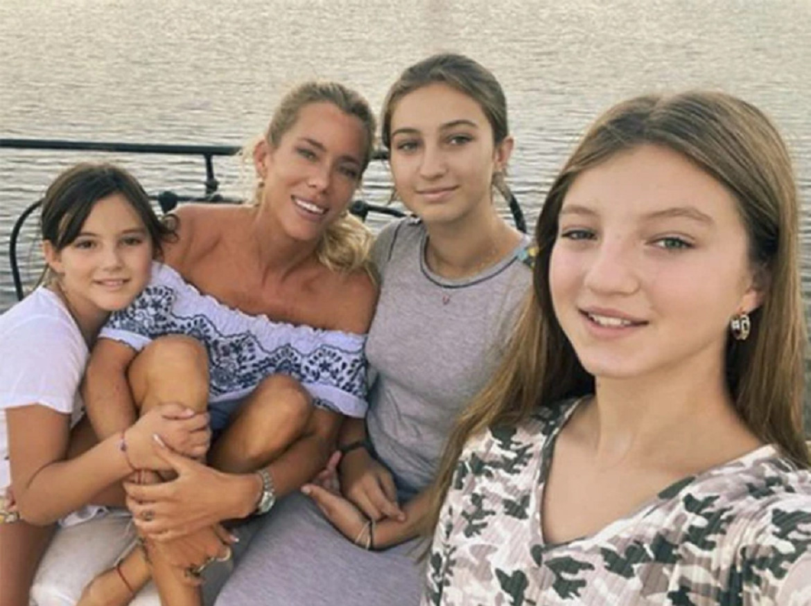 Nicole Neumann con sus tres hijas. Foto: Instagram.