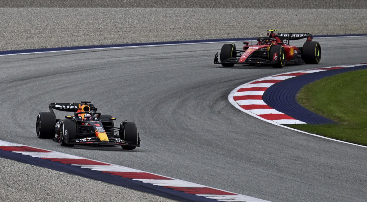 Verstappen al frente, seguido de Leclerc. Foto: EFE.