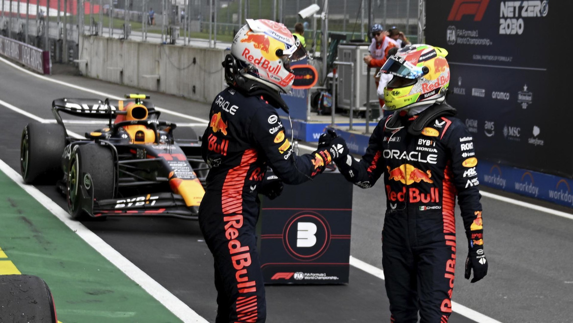 Checo Pérez y Max Verstappen. Foto: EFE.