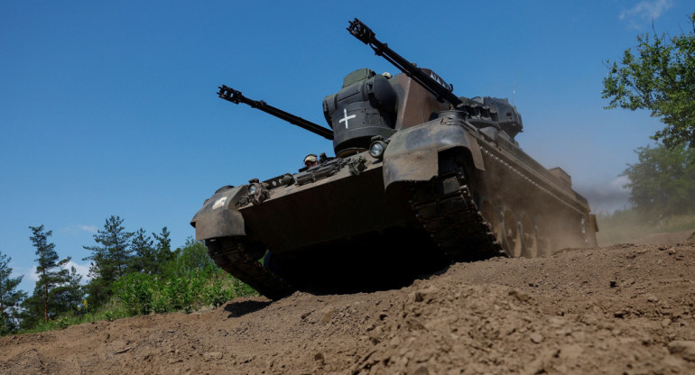 Guerra entre Rusia y Ucrania. Avance de un tanque. Foto: Reuters.