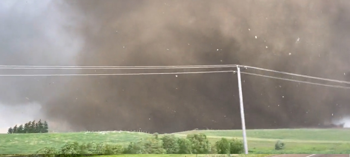 Grave tornado en Canadá. Foto: captura Twitter.