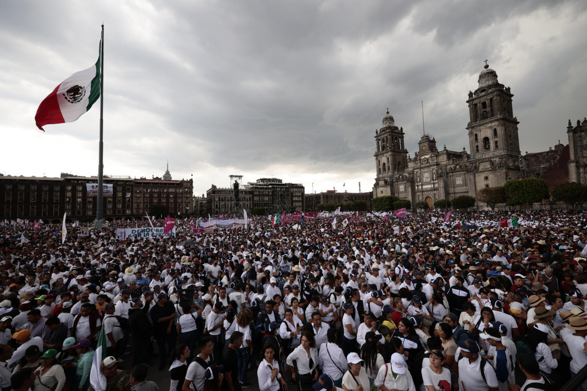 Simpatizantes del presidente de México, Andrés Manuel López Obrador, participan de la celebración en el Zócalo de la Ciudad de México. Foto: EFE.