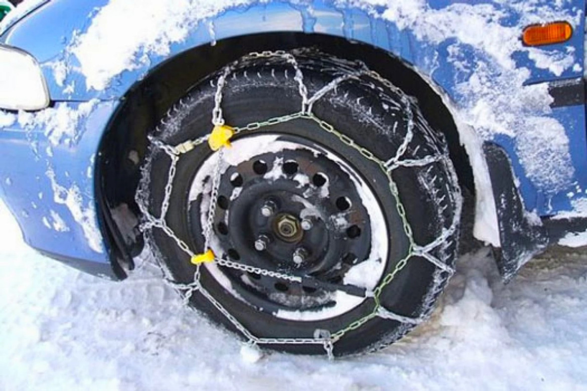 El uso de las cadenas antideslizantes es vital para conducir en la nieve. Foto: NA.