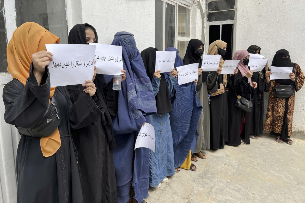 Mujeres afganas reclamando su derecho a estudiar. Foto: EFE