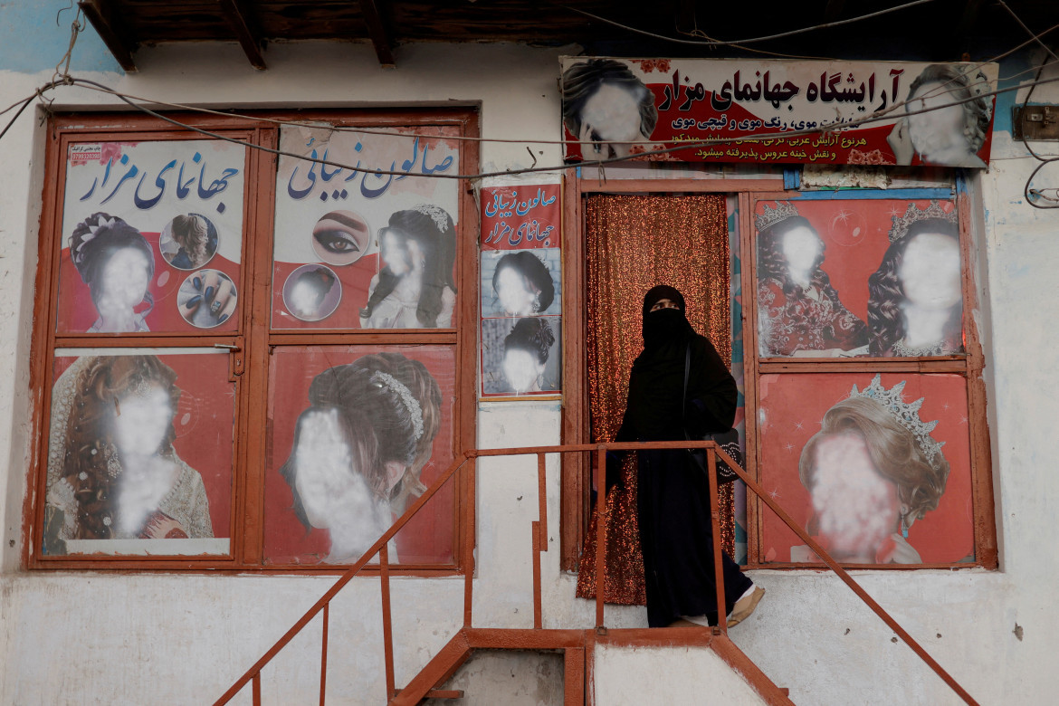 Los centros de belleza para mujeres quedarán prohibidos en Afganistán. Foto: Reuters