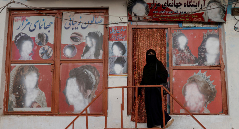 Los centros de belleza para mujeres quedarán prohibidos en Afganistán. Foto: Reuters