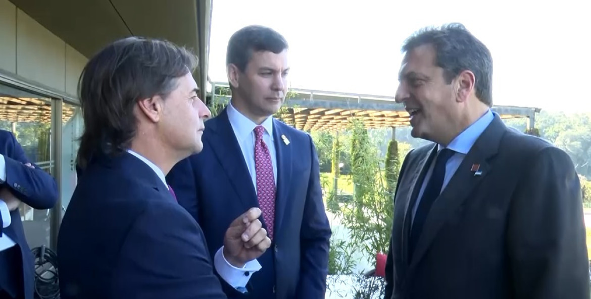 Sergio Massa, Luis Lacalle Pou y Santiago Peña en Cumbre del Mercosur. Foto: Ministerio de Economía.