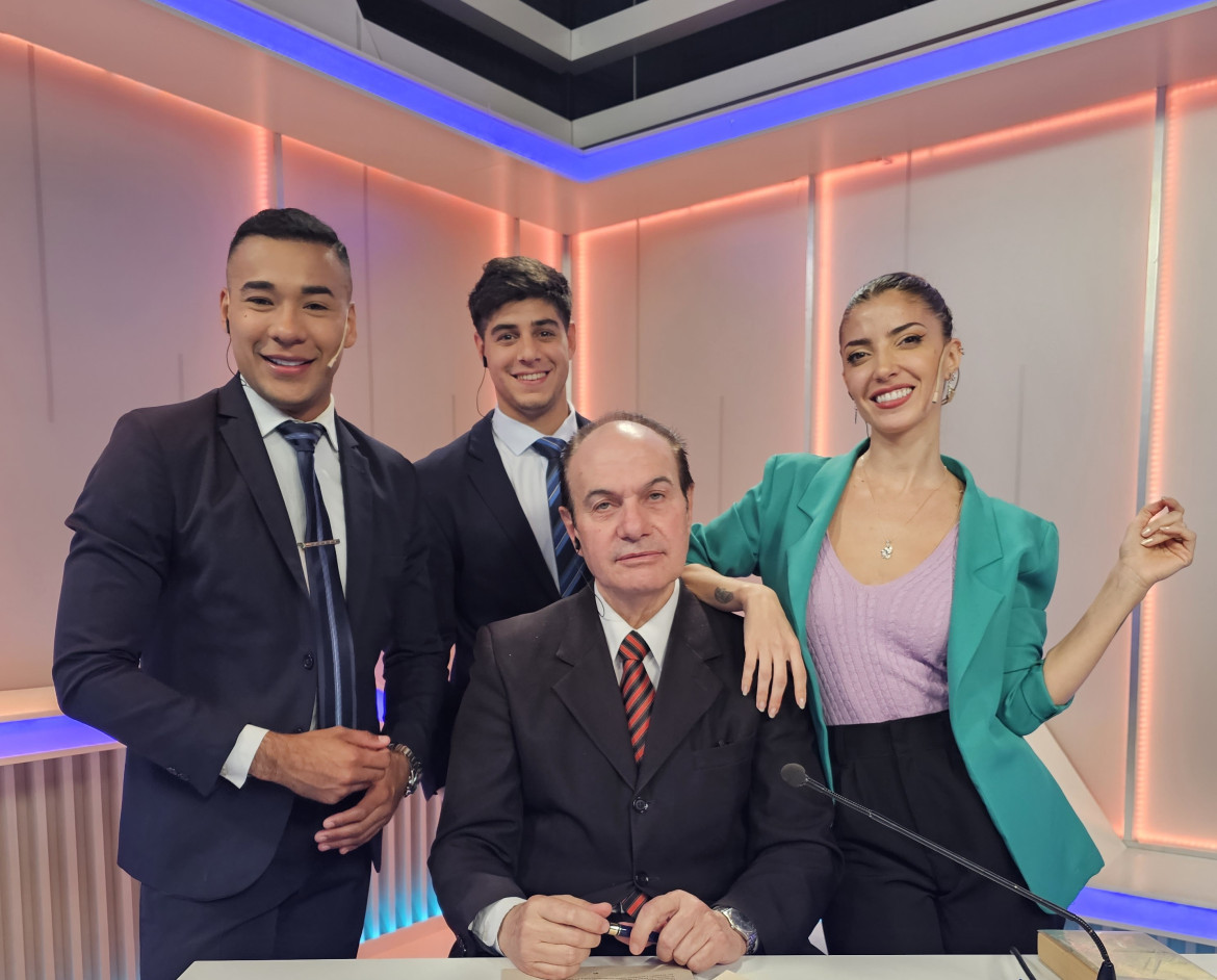 Andrés junto a Majo Sarasola, Manuel Castro y Nicolás Venier en vivo al mediodía - fuente: Canal 26