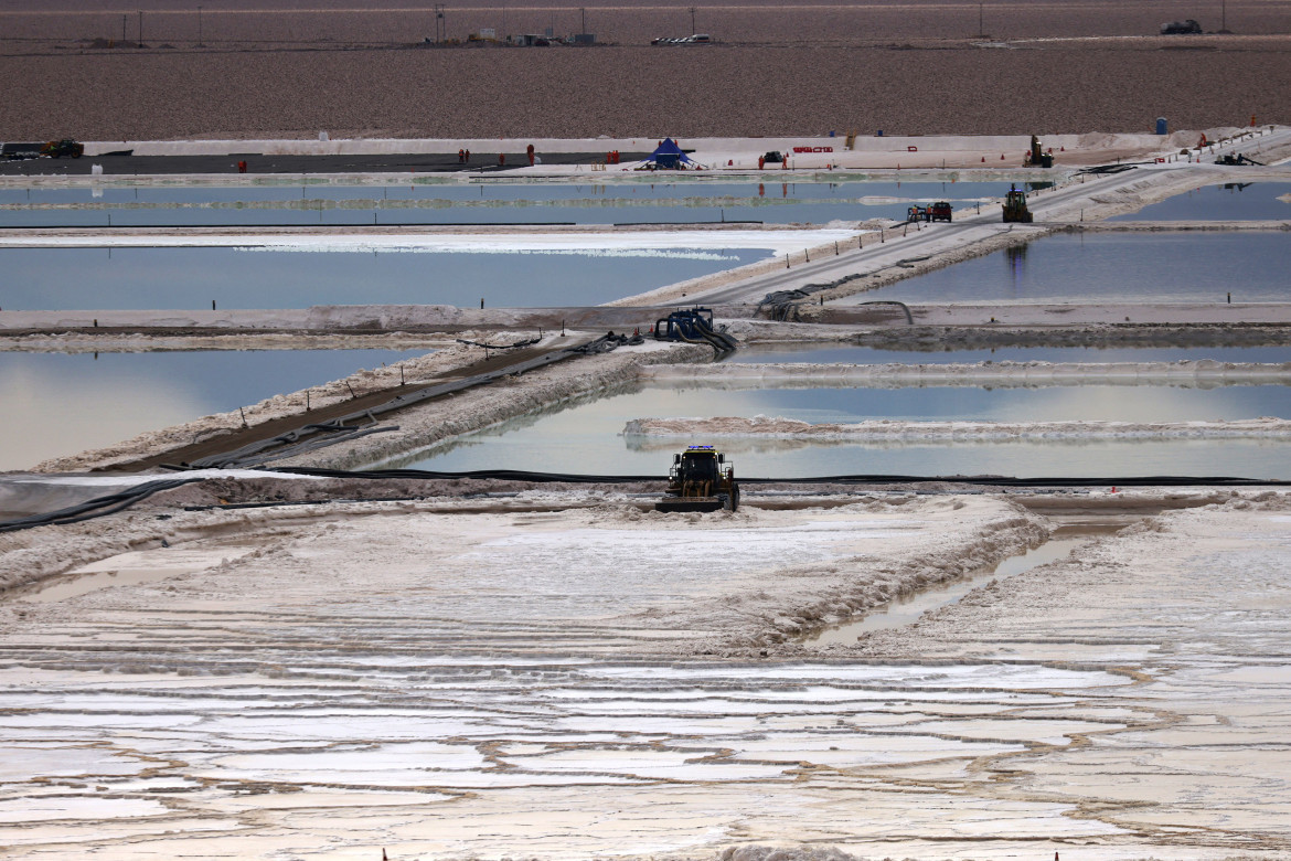 vista general muestra las piscinas de salmuera de la planta de litio Albemarle Chile ubicada en el Atacama Foto Reuters