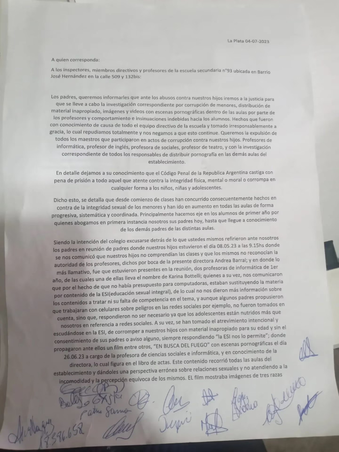 El comunicado que presentaron ante los directivos del establecimiento, firmado por los padres y las madres de los alumnos de 1° año. Foto: TN.