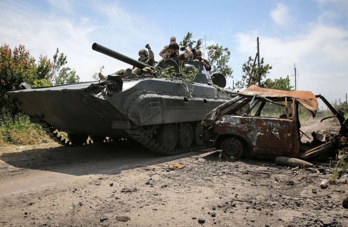 Guerra entre Rusia y Ucrania. Avance de tanque ucraniano. Foto: NA.