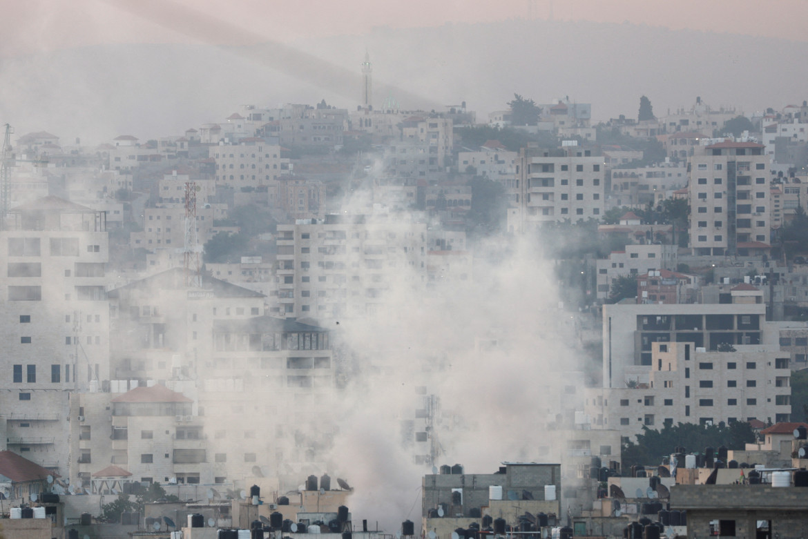 Israel se retira del campo de refugiados de Yenín en Cisjordania. Foto: Reuters.