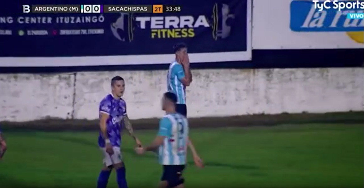 Insólita expulsión de un jugador de Argentino de Merlo. Foto: Captura de pantalla.