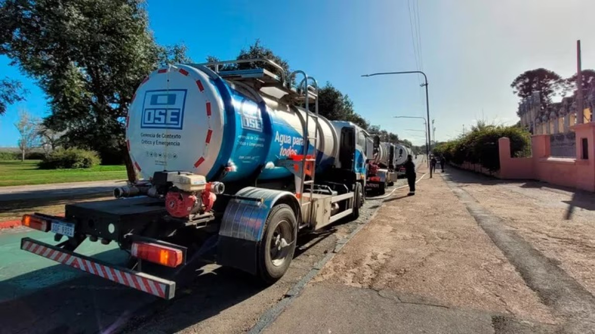 Camiones cisterna abastasen de agua potable a hospitales y escuelas. Foto: OSE-Uruguay