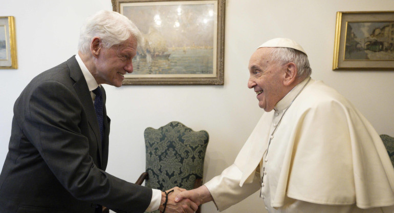 Bill Clinton con el Papa Francisco en el Vaticano. Foto: EFE.