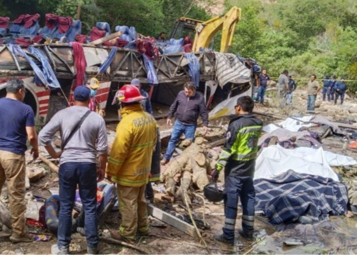 Accidente fatal de un micro en Oaxaca, México. Foto: @CuartaPlana.