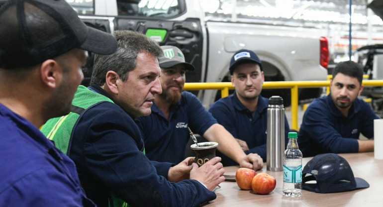 Sergio Massa con los trabajdores de la fábrica Ford. Foto: Prensa.