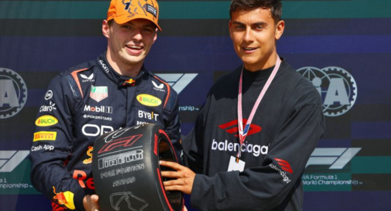 Max Verstappen junto a Paulo Dybala. Foto: NA