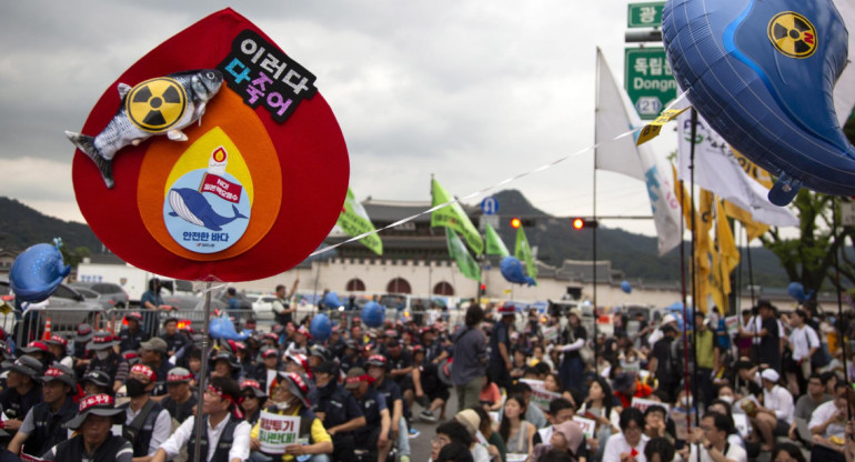 Manifestaciones contra el vertido de residuos de Fukushima en el mar. Foto: EFE.