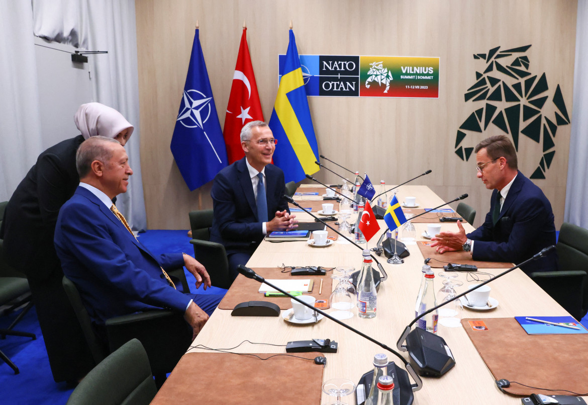 Jens Stoltenberg se reunió con Recep Tayyip Erdogan y el primer ministro sueco, Ulf Kristersson. Foto: Reuters.