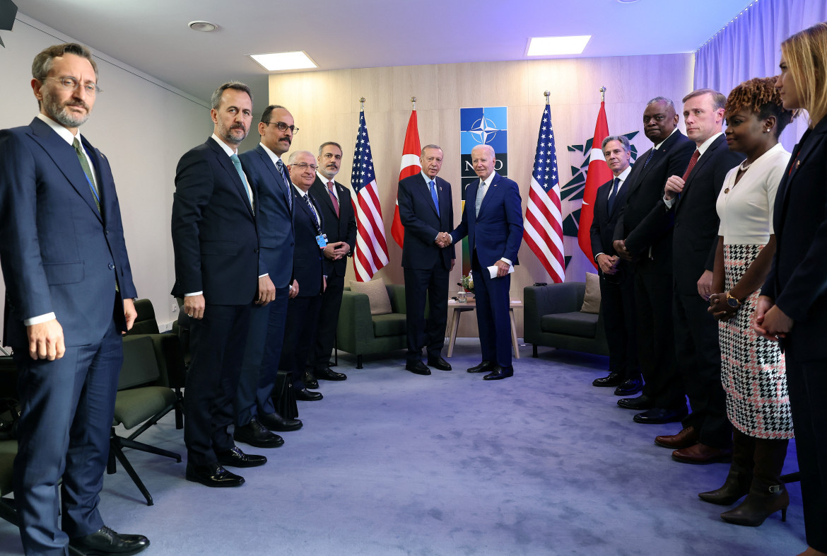 Joe Biden y Recep Tayyip Erdogan en la cumbre de la OTAN. Foto: REUTERS.