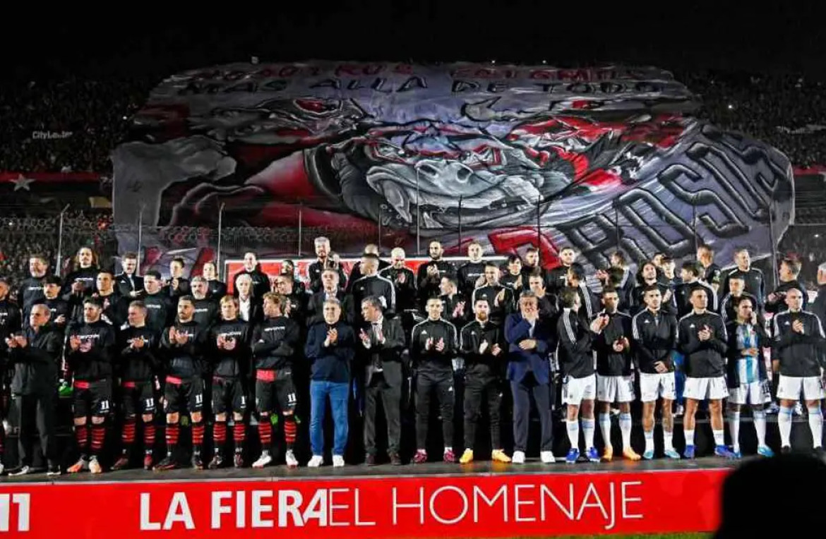 El trapo cubrió la popular sur cuando los invitados se formaron juntos en la cancha. Foto: @miradorprovincial