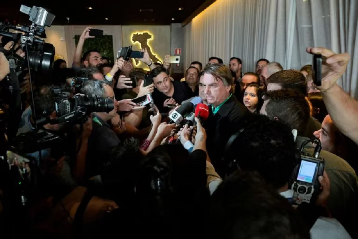 Jair Bolsonaro hablando con los medios brasileños. Foto: Reuters
