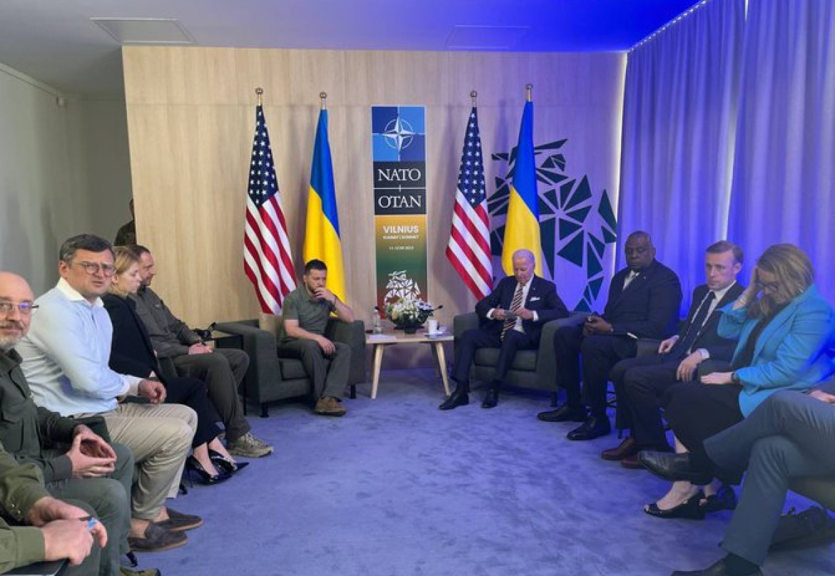 Joe Biden junto a Zelenski en la cumbre de OTAN. Foto: Twitter @NOELreports