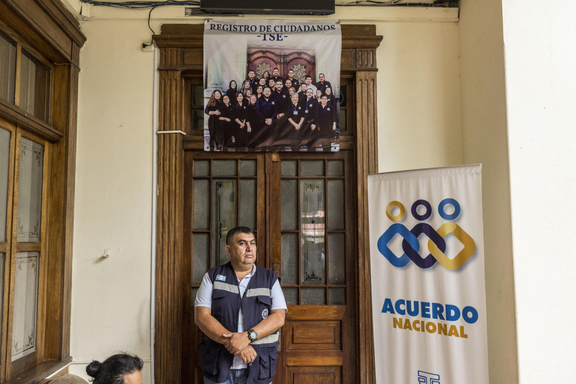 La Fiscalía de Guatemala realiza un allanamiento en la sede del Tribunal Supremo Electoral. Foto: EFE