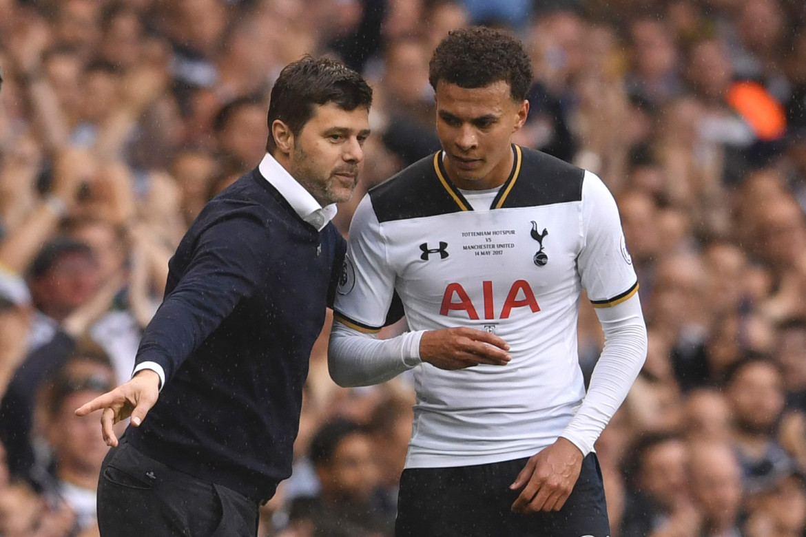 Dele Alli junto a Mauricio Pochettino, el técnico que sacó su mejor faceta futbolística. Foto: NA.