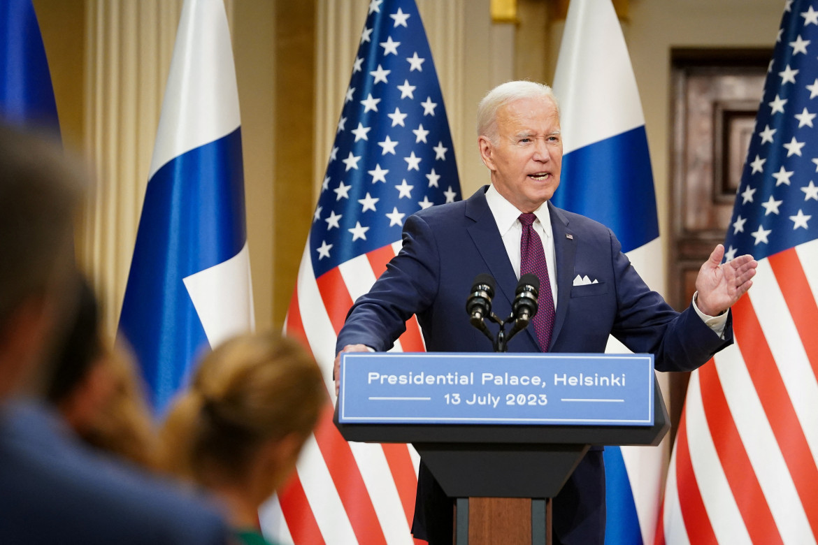 Joe Biden durante su visita a Finlandia. Foto: Reuters.