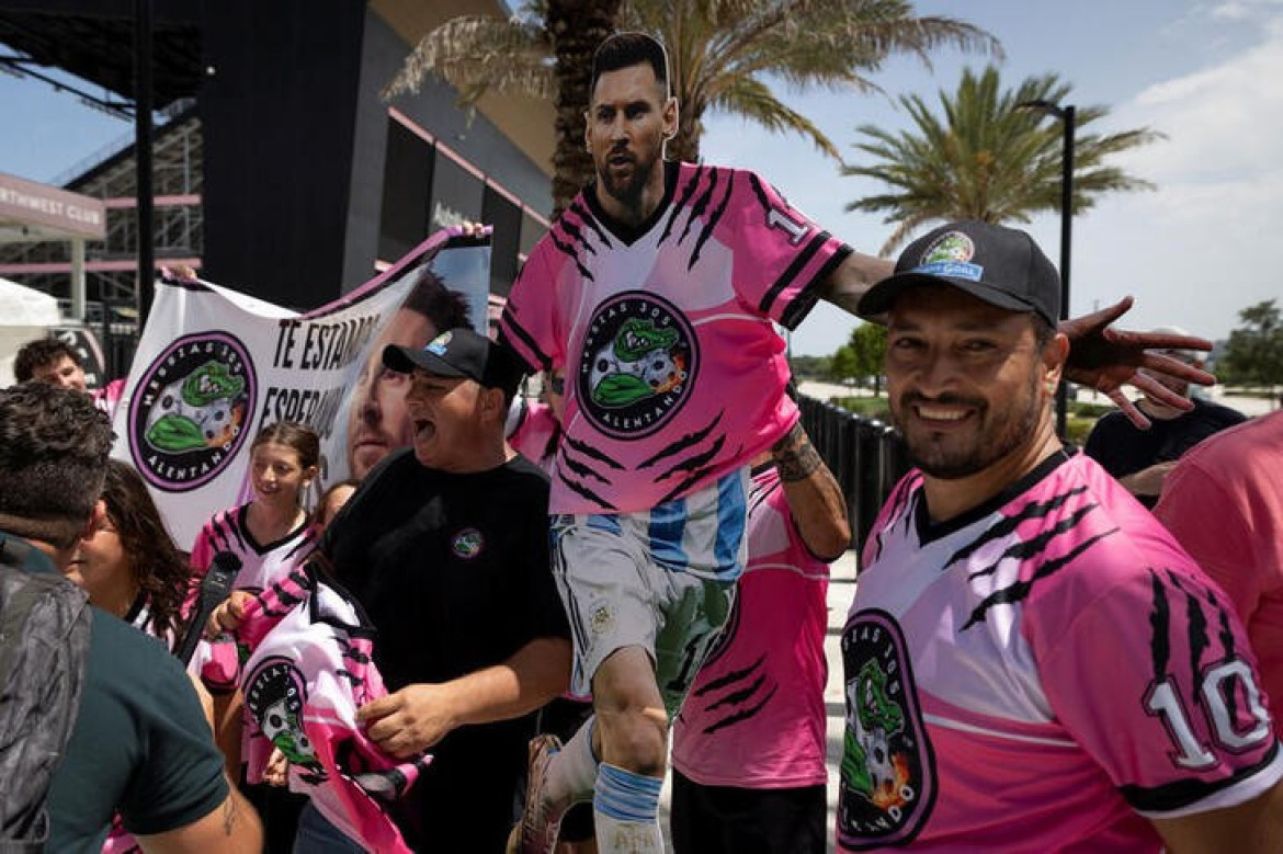 El grupo "Messias 305" le puso color a la llegada de Leo al Inter Miami. Foto: Reuters.