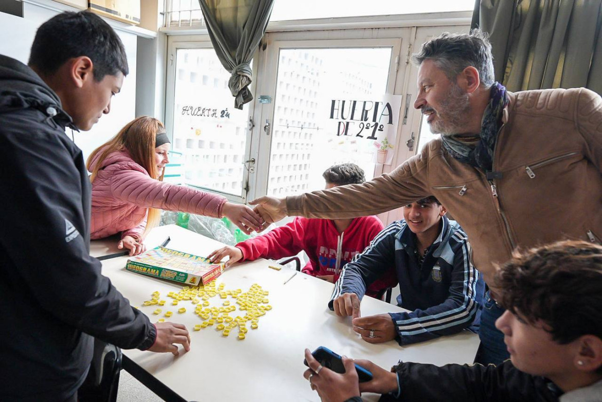 Gustavo Menéndez visitó la escuela número 6 en Barrio Rivadavia, Merlo. Foto: Twitter.