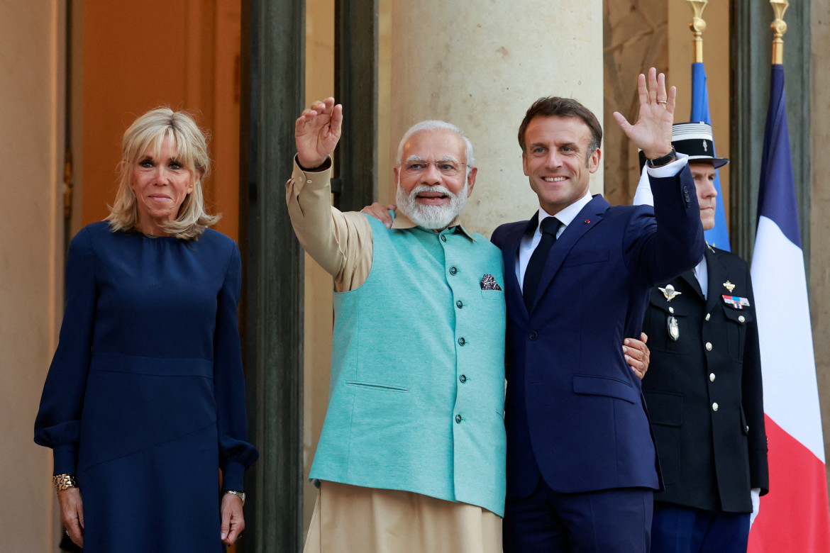 Emmanuel Macron junto al presidente de India, Narendra Modi. Foto: Reuters.