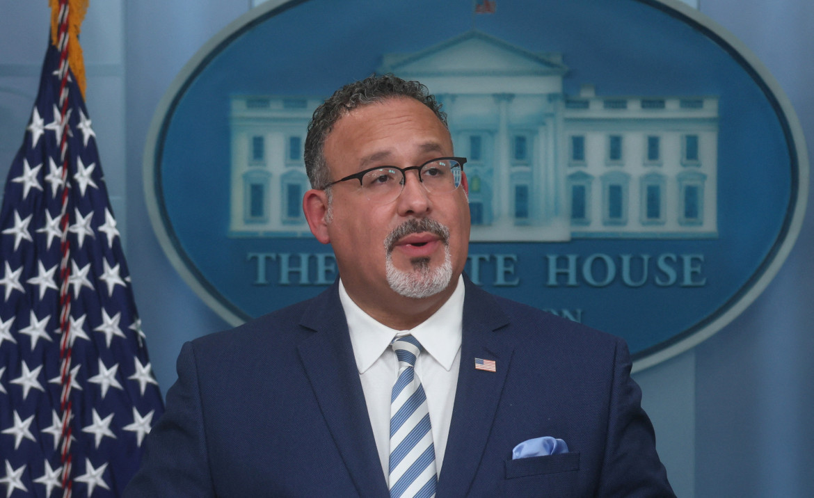 Miguel Cardona, Secretario de Educación de Estados Unidos. Foto: Reuters.