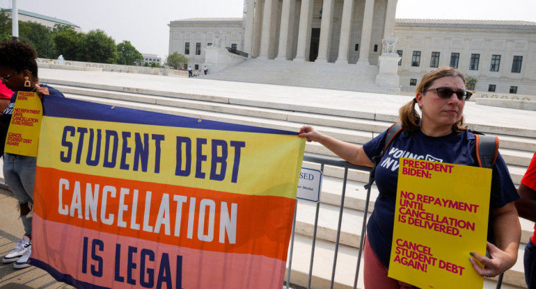 Seguidores de la iniciativa propuesta por Joe Biden de aliviar la deuda de estudiantes. Foto: Reuters.