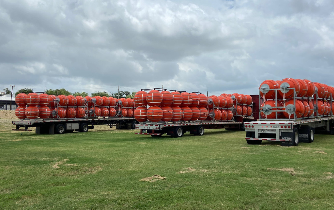 Boyas gigantes que se instalarán en el río Bravo. Foto: Departamento de seguridad de Texas