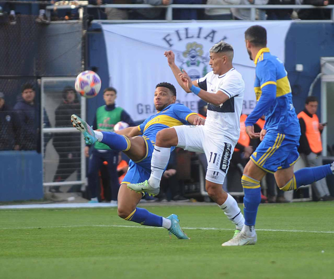 Frank Fabra; Gimnasia vs. Boca. Foto: Télam.