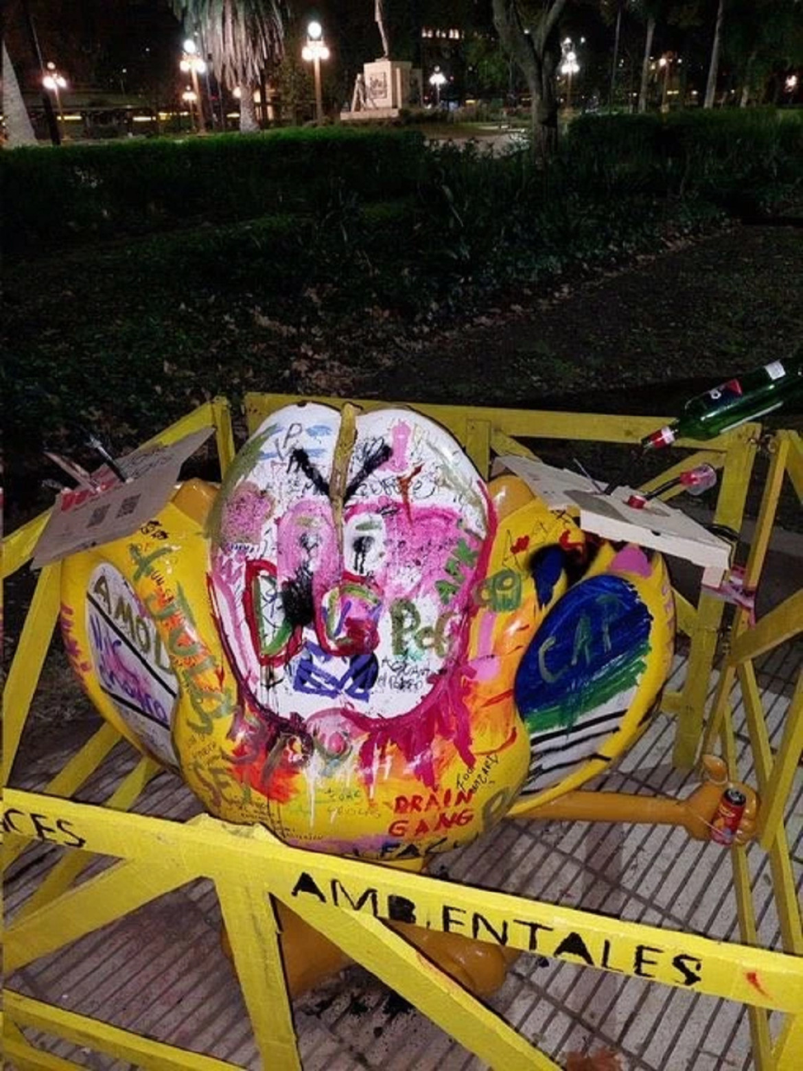 La estatua de Gaturro totalmente destruida. Foto: NA.