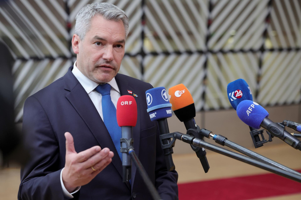 El canciller de Austria, Karl Nehammer, habla con los medios de comunicación a su llegada a la Cumbre UE-CELAC. Foto: EFE.