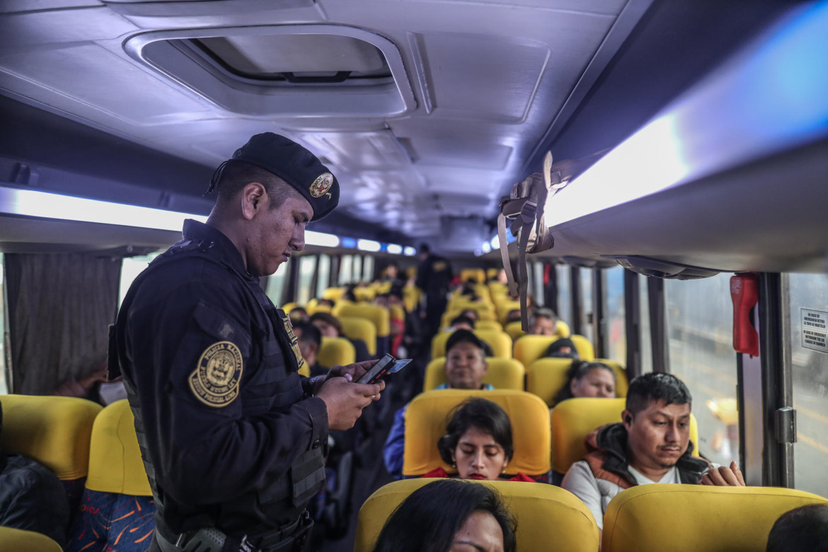 Endurecen los controles ante las protestas en Perú. Foto: Reuters.
