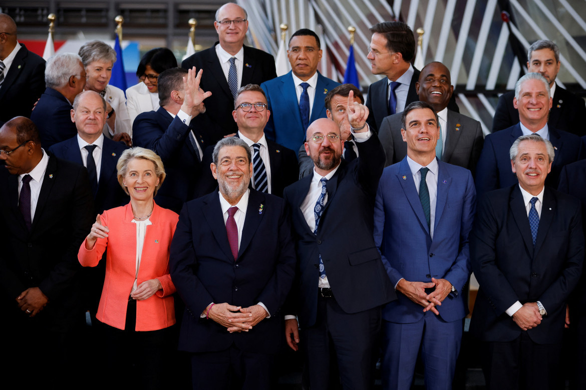 Alberto Fernández junto a líderes de la cumbre UE-CELAC. Foto: Reuters.