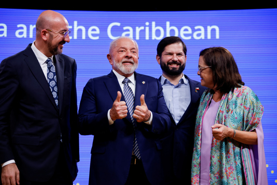 Gabriel Boric junto a Lula da Silva y otros miembros de la Cumbre. Foto: Reuters