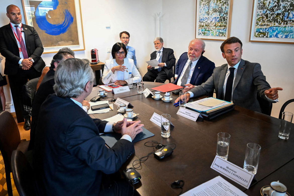 Emmanuel Macron y Lula da Silva en la Cumbre UE-CELAC. Foto: Reuters.