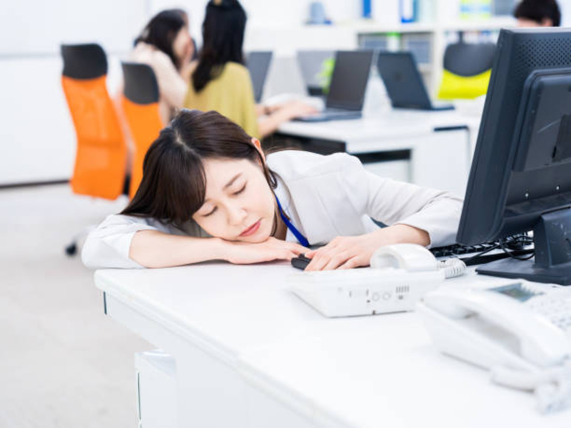 En Japón, hacer "inemuri" (dormir una siesta) en el trabajo se ve como el resultado del agotamiento, algo bien visto por los empleadores. Foto: Unsplash.